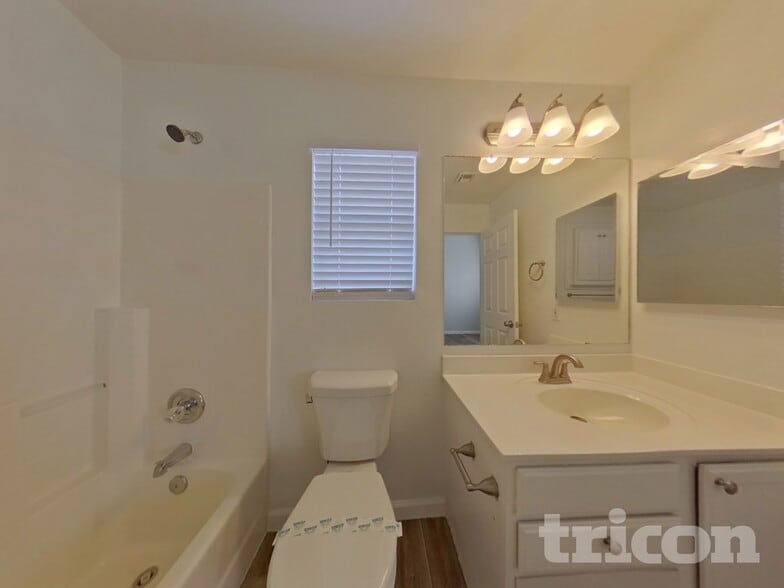 Building Photo - 857 E Saragosa St