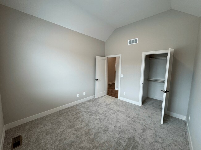 Building Photo - 1421 SW Winthrop Dr