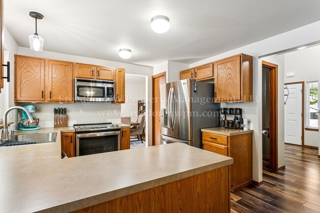 Building Photo - 704 Evergreen Place