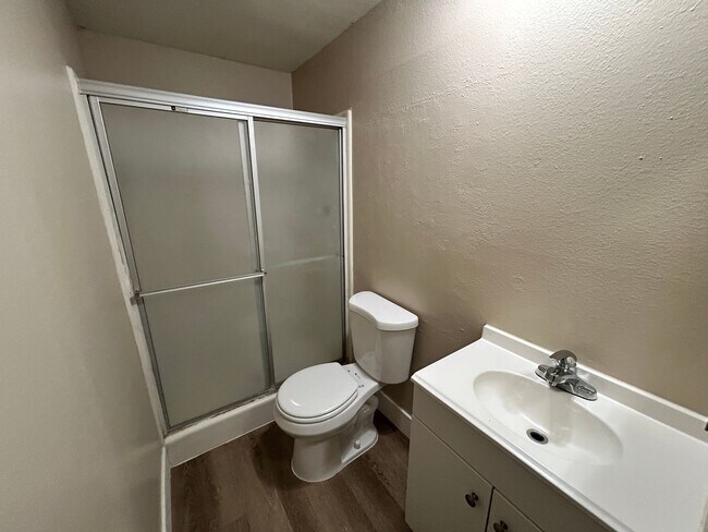 Building Photo - Single Story 3/2 *NO HOA* *NEW* Paint & *N...