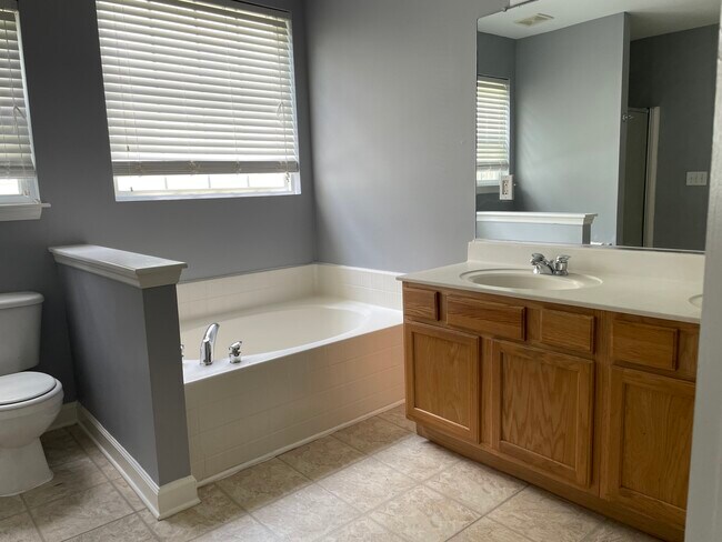 Building Photo - 107 Arbor Oaks Dr