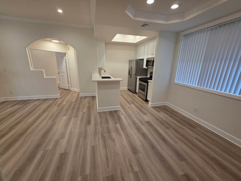 Building Photo - 2669 S Barrington Ave