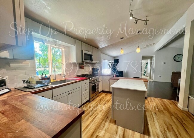 Building Photo - Charming 3 Bedroom Willow Springs Retreat Near Lake, Park & Clubhouse with Solar!