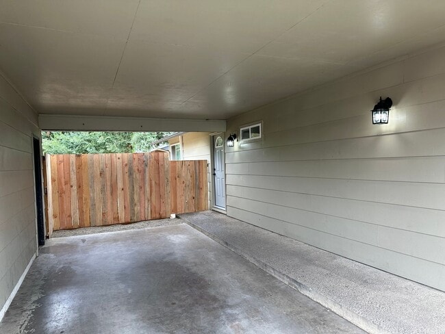 Building Photo - Beautifully updated 3 bedroom, 1 bath hous...