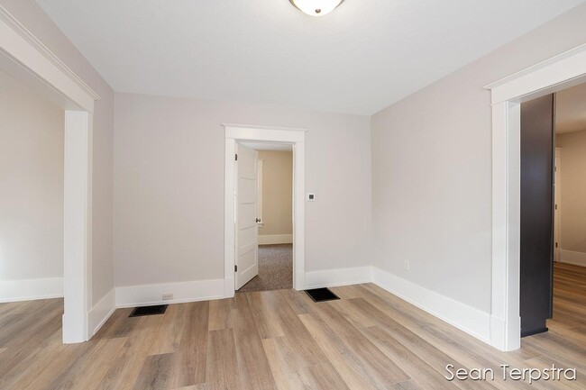 Building Photo - 951 Fulton St W