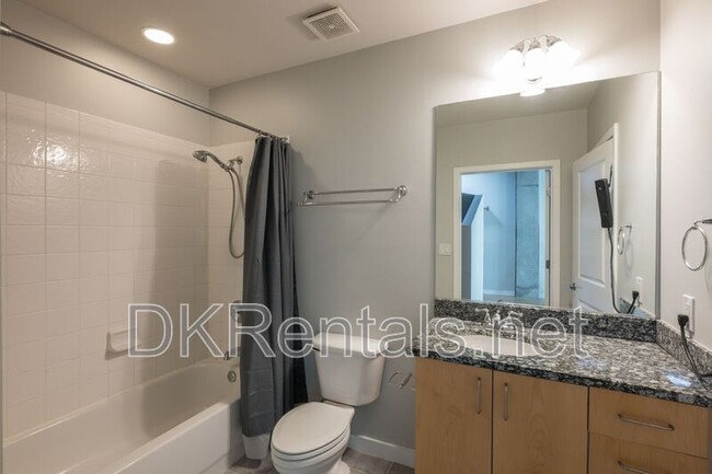 Building Photo - 943 Peachtree St NE