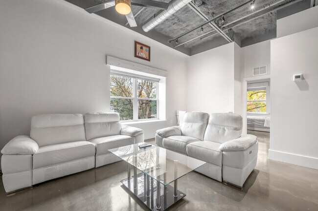 Building Photo - 480 Skain Ave