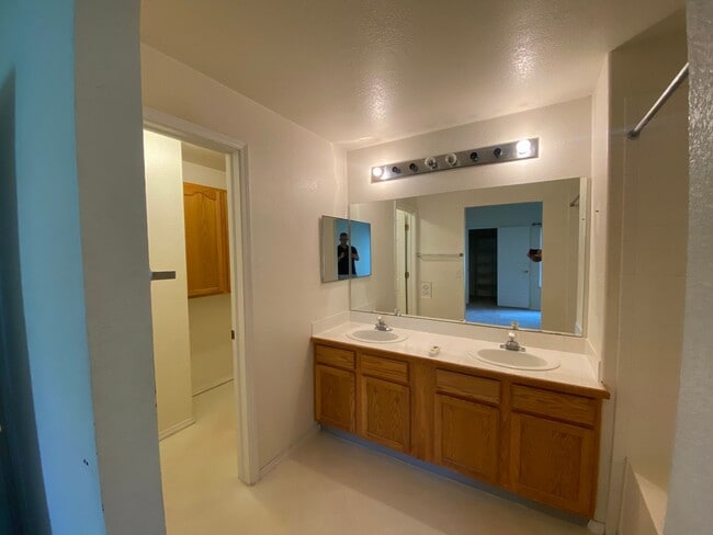 Building Photo - 3890 Strawberry Field Grove