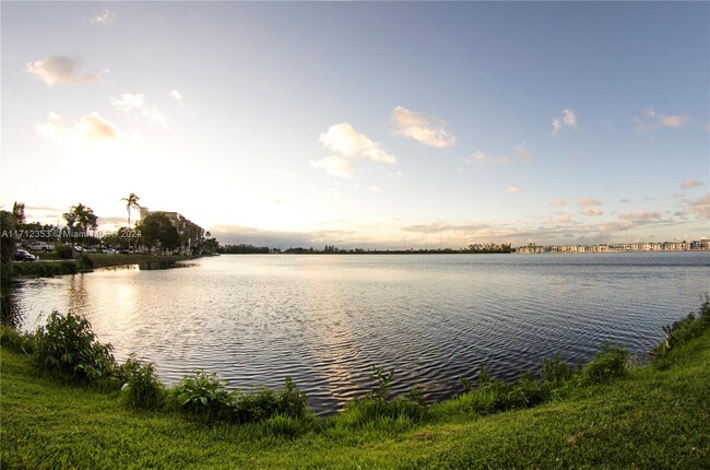 Building Photo - 1301 NE Miami Gardens Dr