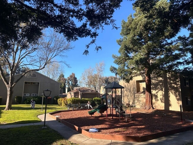 Building Photo - 2 bedrooms 2 bath condo Top floor for rent in Fremont