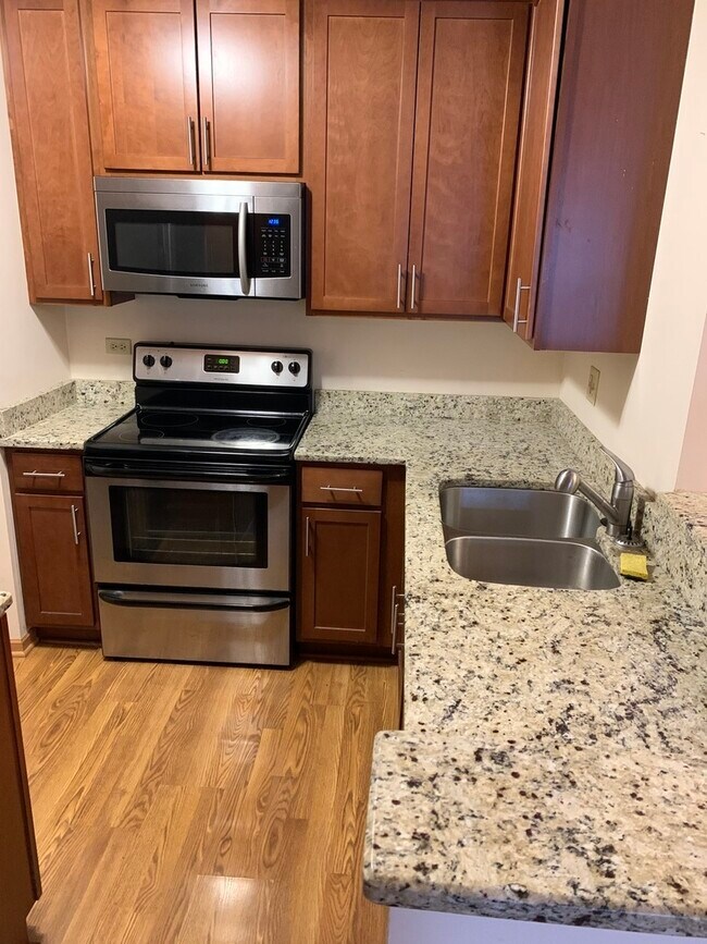 Building Photo - 1919 N Hicks Rd