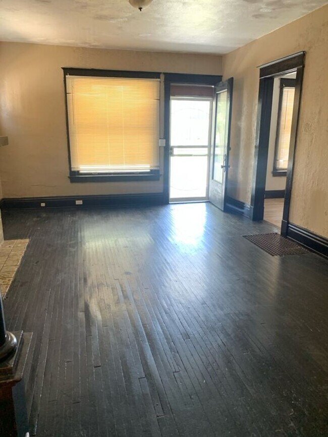 Primary Photo - 1136 South Ave