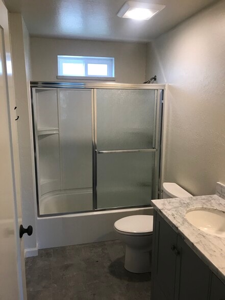 Two full size bathrooms. - 314 Rigg St