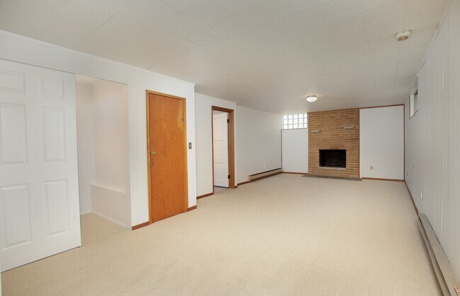 Building Photo - 3 bedroom 2 bath