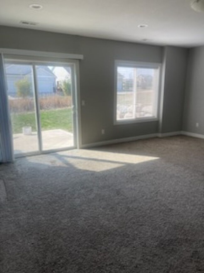 Building Photo - 4 bedroom / 3 bath home in Waukee- Contact...