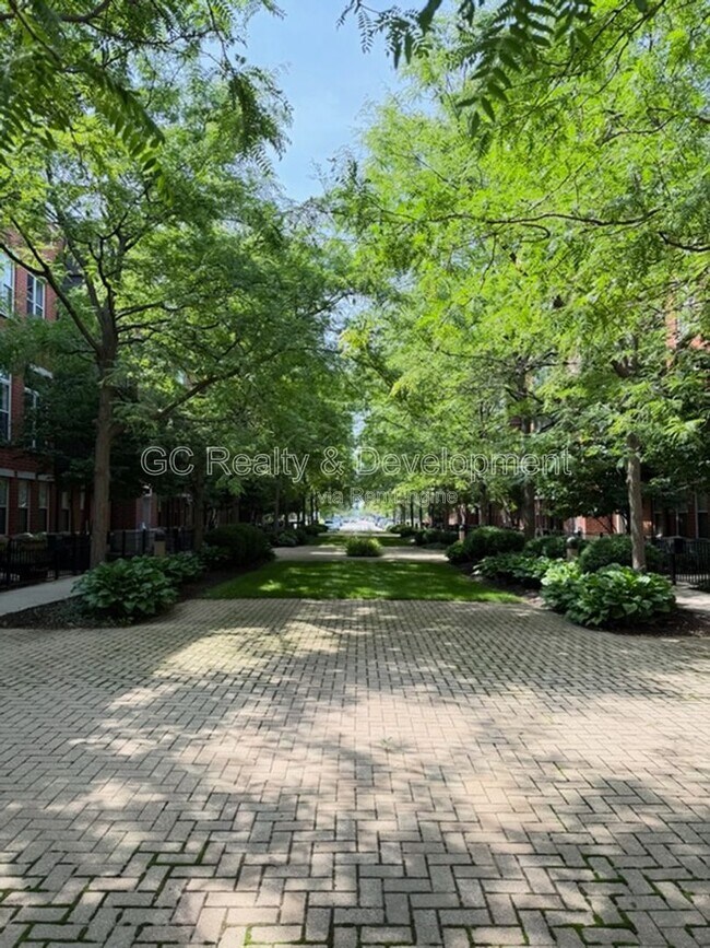 Building Photo - 2503 S Calumet Ave