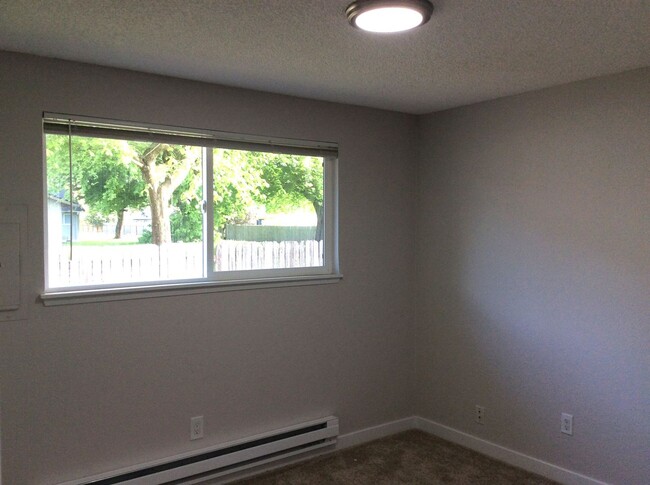 Building Photo - Totally Updated, Beautiful Duplex unit! Av...