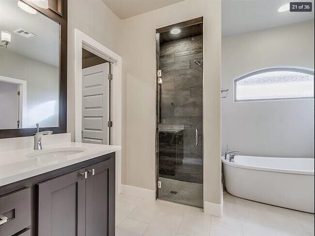 Building Photo - 2605 NE 14th St