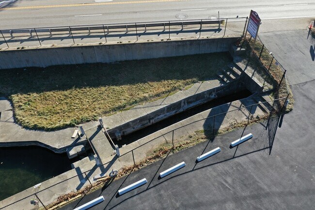 Building Photo - 825 Scenic Hwy