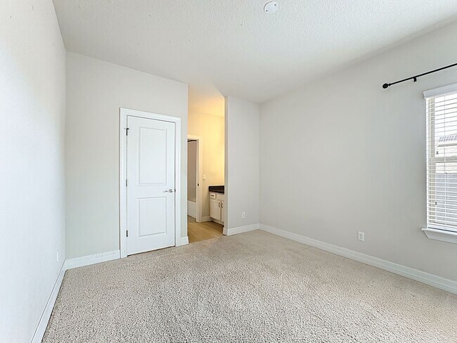 Building Photo - Executive Home with 5 bedrooms / four 1/2 ...