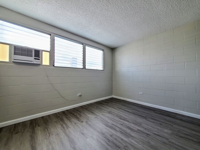 Building Photo - Available Now | Unfurnished 1 Bedroom, 1 Bath 2nd Floor Walk-up with 1 Assigned Parking Stall