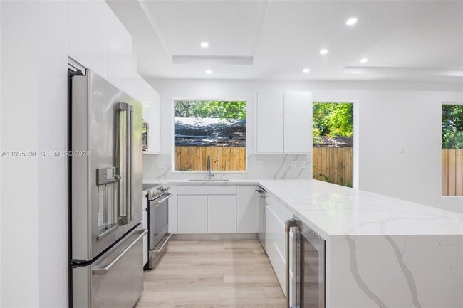 Building Photo - 3164 Plaza St