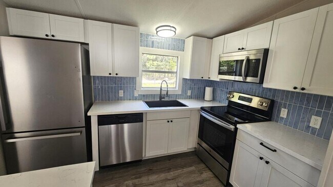 Building Photo - 231 Lakeview Ct