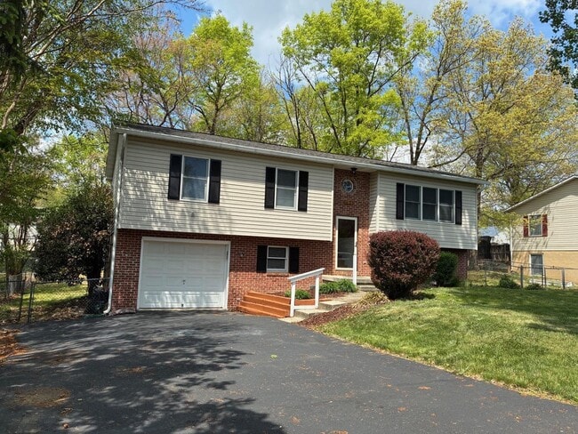 Building Photo - 111 Everette Pl