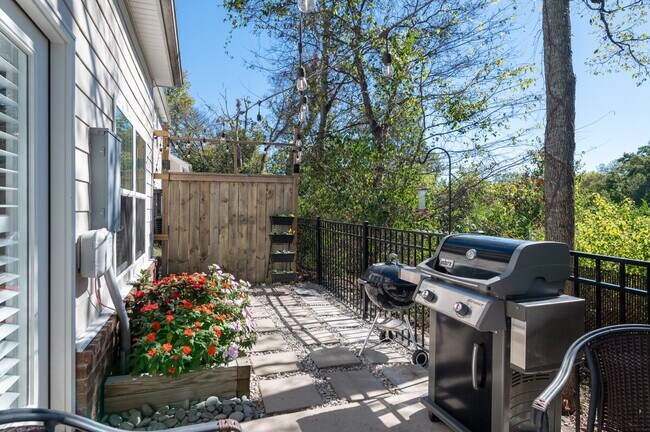 Building Photo - Spacious 3BR End-Unit with Main-Level Primary & Office