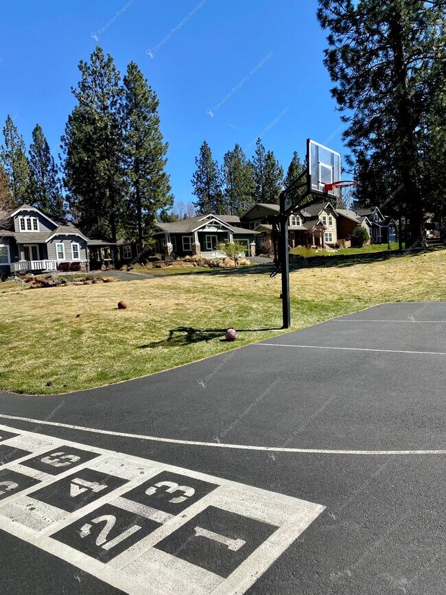 Building Photo - Charming and unique 2 BR in an upscale west Bend neighborhood