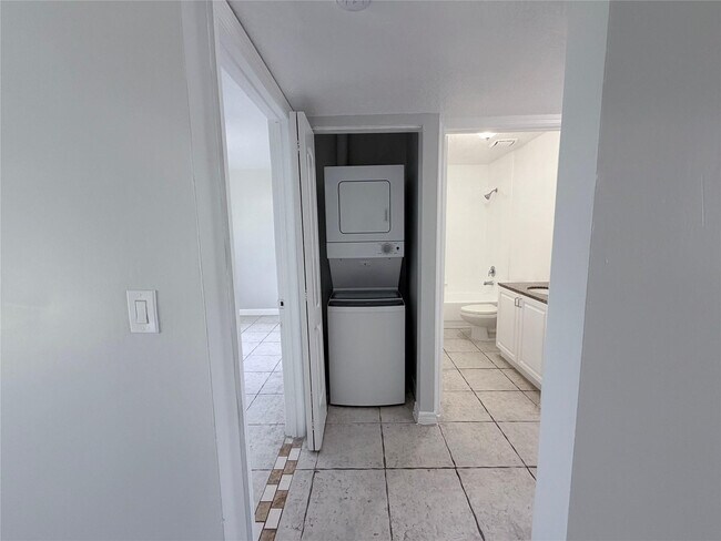 Building Photo - 230 SW 11th Ave