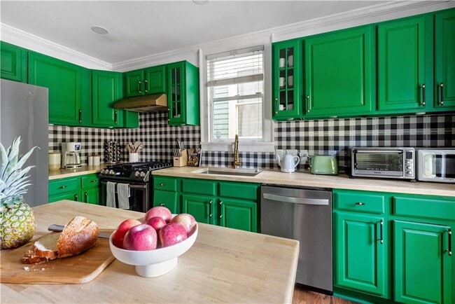 Building Photo - 720 Mollie St SE