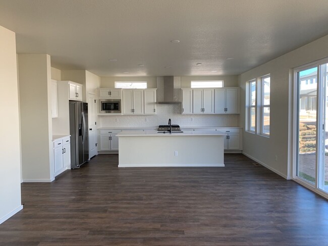 Building Photo - Exquisite 3 Bed 2.5 Bath Single Family Hom...