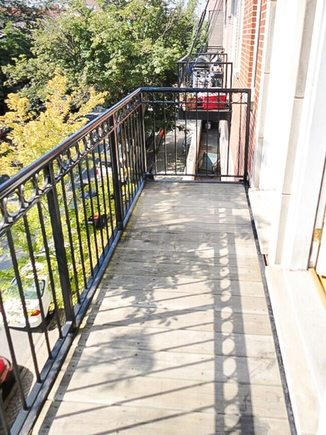 Building Photo - 2539 N Southport Ave