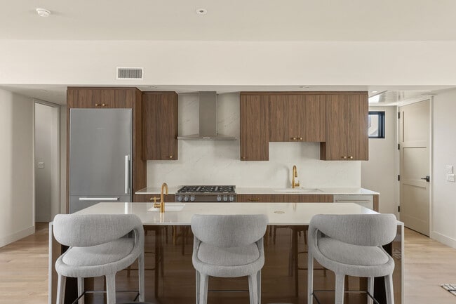 Building Photo - 1325 N Dewey Ave