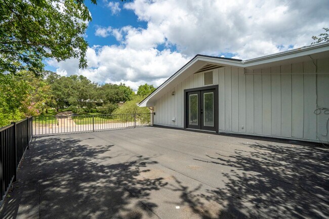 Building Photo - Tarrytown STUNNER!!!