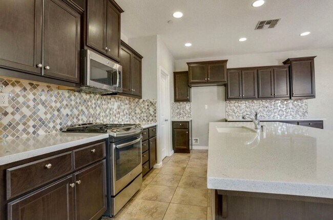 Building Photo - Beautiful 5 Bedroom, 3 Bath Tracy Home / B...