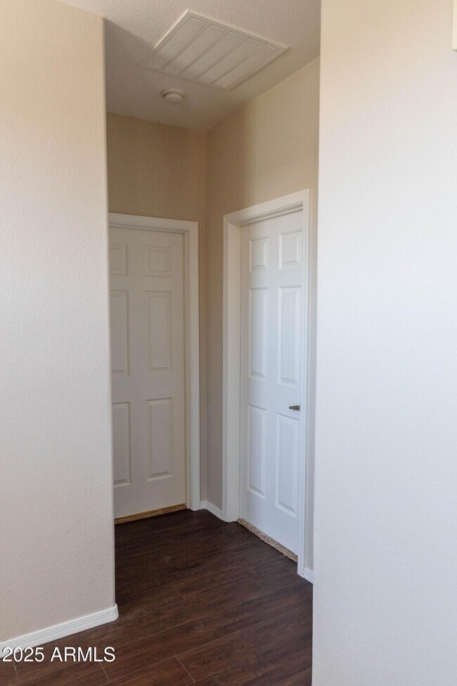 Building Photo - 6231 S Pearl Dr