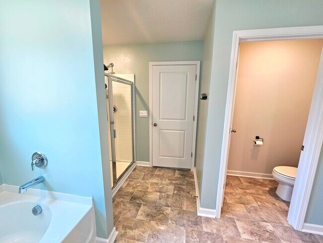 Building Photo - Beautiful Home 4 Bedroom 2.5 Bath