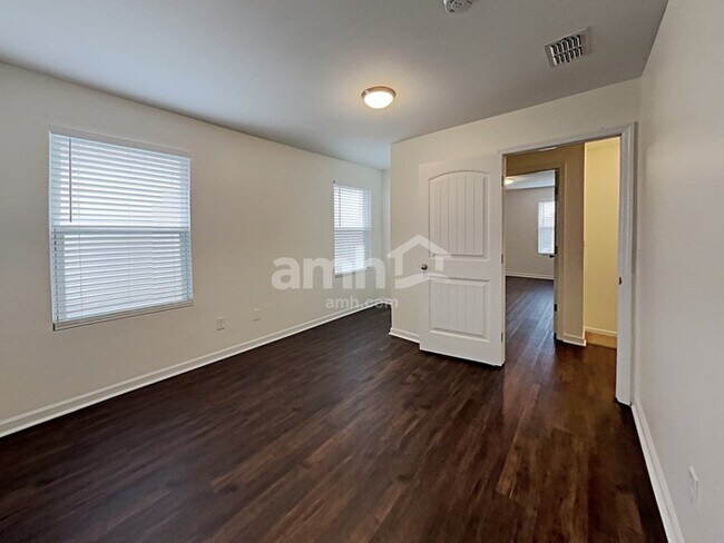 Building Photo - 3321 Milkweed Dr