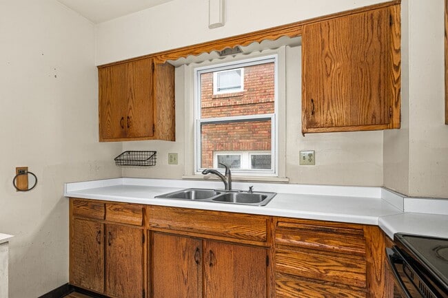 Building Photo - AVAILABLE NOW! 3 Bed/ 1 Bath Single Family...