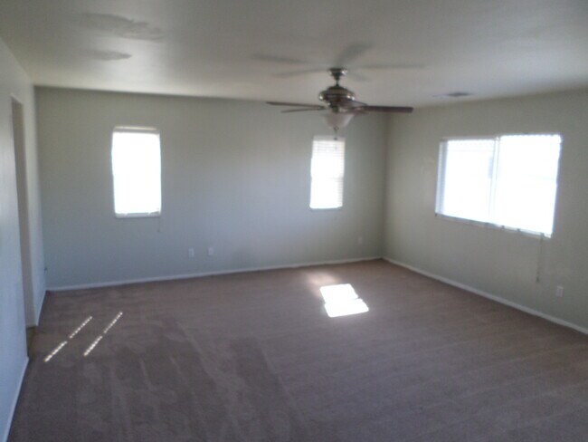Building Photo - Monument Ranch - BIG home with LOTS to off...