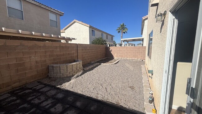 Building Photo - Move in Ready 3 bedroom 2.5 Bath Townhome