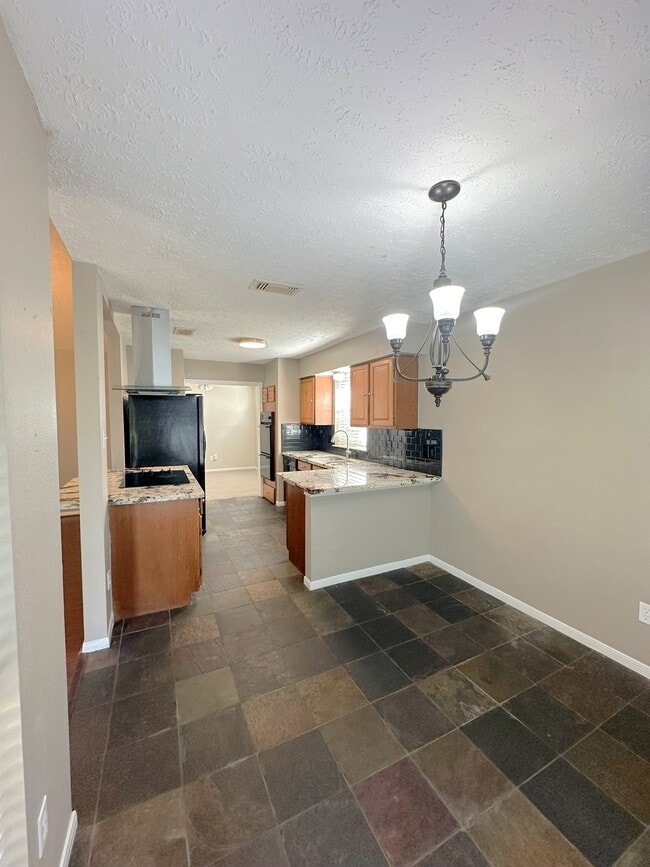 Building Photo - 21314 Highland Knolls Dr