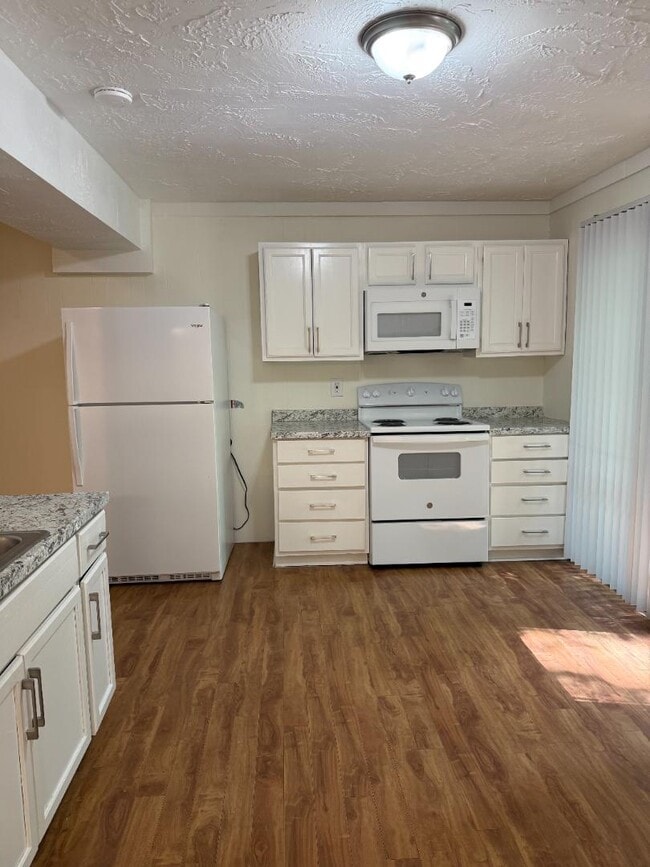Building Photo - 721 Wedgewood Dr