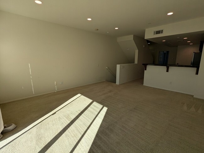Building Photo - 952 Tarragon Ln