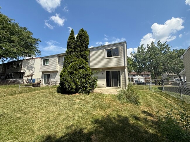Building Photo - 1711 Bell Dr