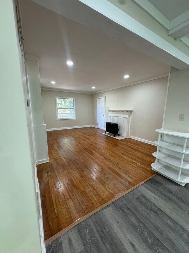 Building Photo - Large spacious home