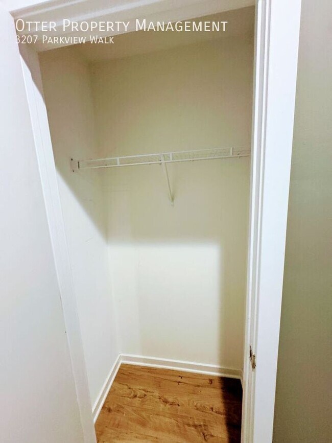 Building Photo - 3207 Parkview Walk