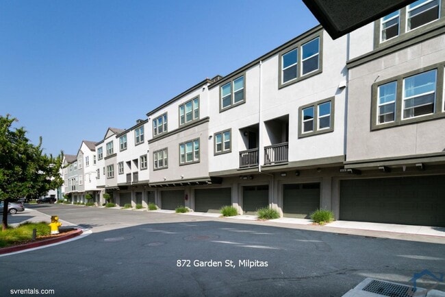 Building Photo - 872 Garden St